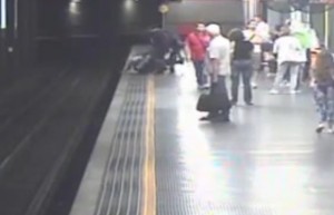 VIDEO YouTube - Milano, ragazza si getta sui binari metro