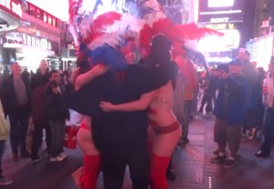 VIDEO YouTube Topless a Times Square. E de Blasio...