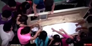 VIDEO YouTube, Honduras: sepolta viva, si sveglia nella bara