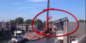 VIDEO YouTube - Alphen aan den Rijn (Olanda): due gru crollano su case