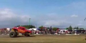  enorme pneumatico investe spettatori durante gara di Monster truck