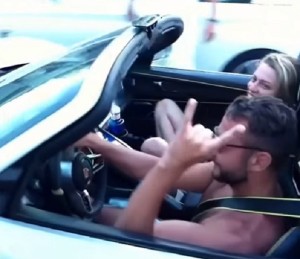 VIDEO YouTube - Guida Porsche Spyder, saluta tutti e si schianta: come buttare 80 mile euro