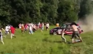 VIDEO YouTube - Rally, auto fuori pista: bimbo sfiorato
