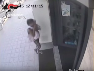 VIDEO YouTube, Napoli: rapina con la figlia in braccio
