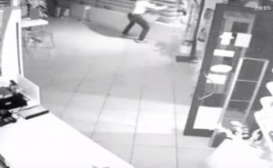 VIDEO YouTube Viene rapinato, mette filmato dei ladri online