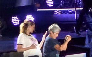 VIDEO YouTube: Taylor Swift, sul palco sale Julia Roberts