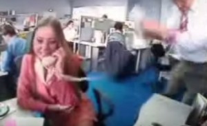 VIDEO YouTube - Collega rumorosa, uomo le spacca il telefono