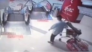 VIDEO YouTube - Shangai, inghiottito dalle scale mobili: gamba amputata