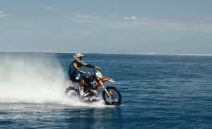 surf con la moto da cross, l'impresa dello stuntman Robbie Maddison