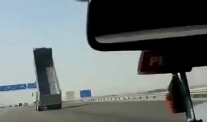 VIDEO YouTube - Camion dimentica rimorchio alzato e...