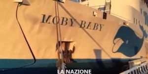 VIDEO YouTube - Isola d'Elba, traghetto Moby urta banchina