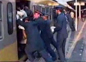 Il "train pusher" in Giappone (foto da YouTube)