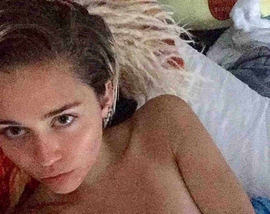 Miley Cyrus, selfie in topless dopo il nude look FOTO