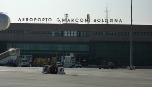Bologna: motore di un aereo in fiamme: paura in pista