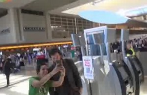 Keanu Reeves compie 51 anni: selfie e sorrisi all'aeroporto