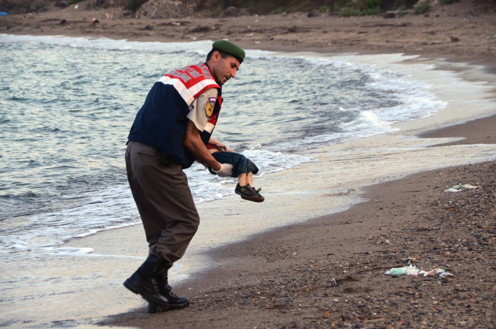 Bimbo siriano morto su spiaggia, la foto commuove il mondo