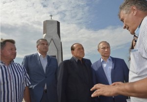 Berlusconi e Putin si incontrano in Crimea. Al cimitero