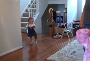 VIDEO YOUTUBE La bambina impara a camminare con la protesi 