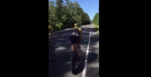 VIDEO YOUTUBE Ciclista con bottiglia in piedi sulla schiena