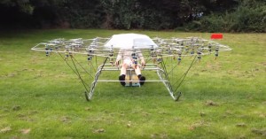 elicottero realizzato con 54 droni e una sedia