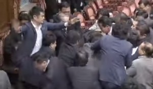 Giappone, rissa in Parlamento