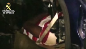 VIDEO YouTube - Migrante nel cruscotto dell'auto a Melilla