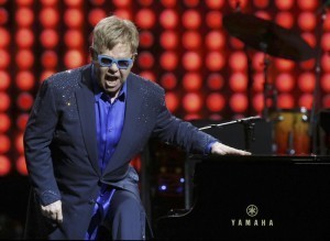 Gay, Elton John: "Putin m'ha chiamato". Mosca nega. Scherzo?