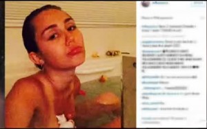 Miley Cyrus nuda nella vasca da bagno con le paparette