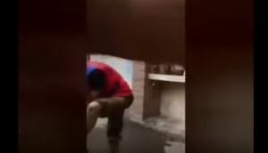 Video YouTube: romeno si lava piedi in fontana, italiano...
