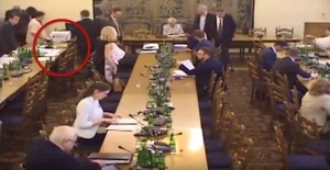 Video YouTube: politico ruba iPad in Parlamento