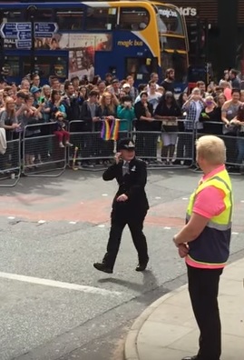 VIDEO YouTube, poliziotta balla Footloose al Gay Pride