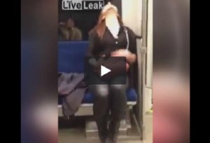 VIDEO - Indemoniata in metro, fa girare tutti