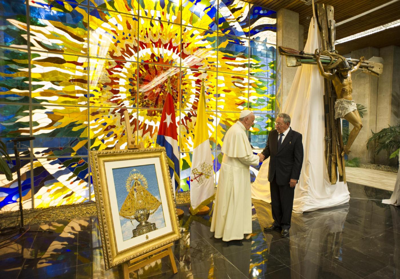 Raul Castro a Papa Francesco regala una croce di remi FOTO
