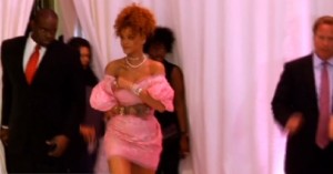 Rihanna vestita da confettino lancia nuovo profumo