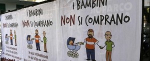 Roma, manifesti contro adozioni gay: "Bimbi non si comprano"