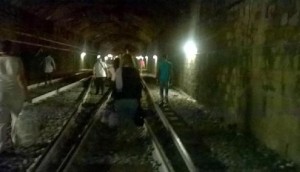 Roma-Lido, treno guasto: passeggeri a piedi nel tunnel 