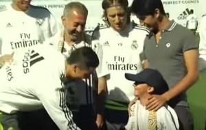 VIDEO YouTube, Cristiano Ronaldo con il bimbo siriano 