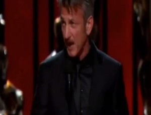 "Sean Penn violento con le donne": attore denuncia regista