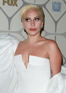 Lady Gaga, look total white al party post Emmy VIDEO