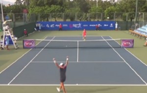 VIDEO YouTube - Tennis, vince col colpo "racchetta volante"