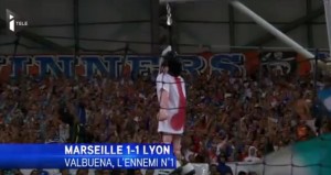 Mathieu Valbuena e il manichino esposto dai tifosi del Marsiglia
