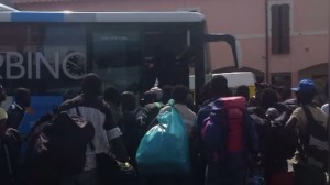 L'assalto all'autobus (foto da YouTube)