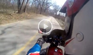 VIDEO YouTube - Il motociclista fa un volo pazzesco ma lui reagisce così / Video