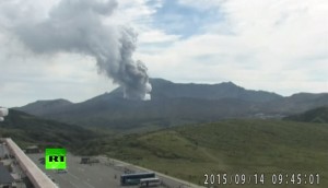 VIDEO YouTube. Vulcano Aso erutta: colonna di cenere e fumo