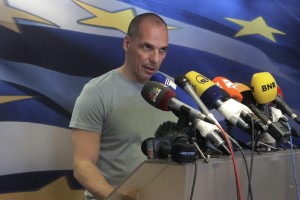 Varoufakis: Tsipras ha firmato resa, finiremo fuori da Euro