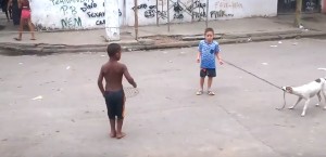 Brasile, cane fa saltare bambini con la corda