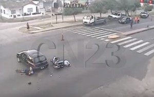  Polizia lancia coni catarifrangenti contro scooter 