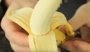 ecco come aprire una banana senza spappolarla