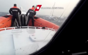 VIDEO YOUTUBE Barca alla deriva in mezzo alla tempesta