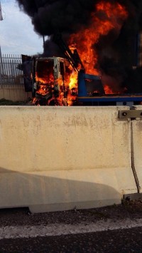 Bari, rapina portavalori: sparatoria e mezzi bruciati FOTO